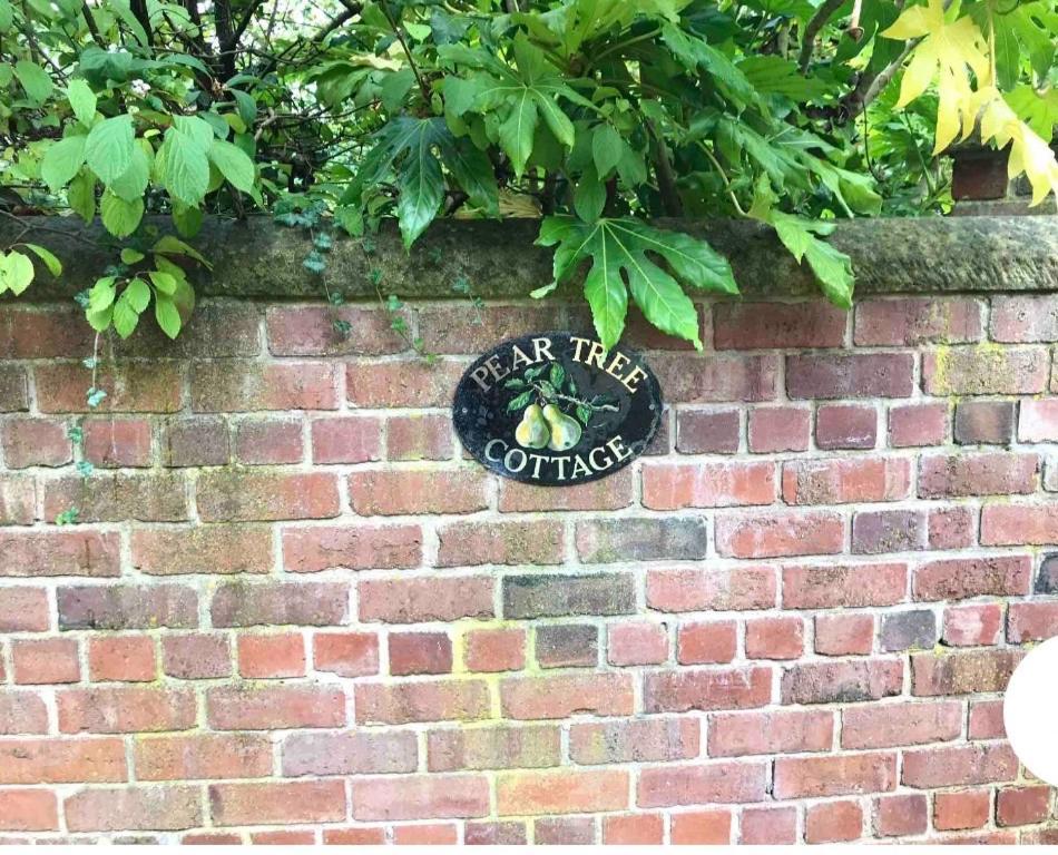 Pear Tree Cottage Courtyard Shrewsbury Exterior photo